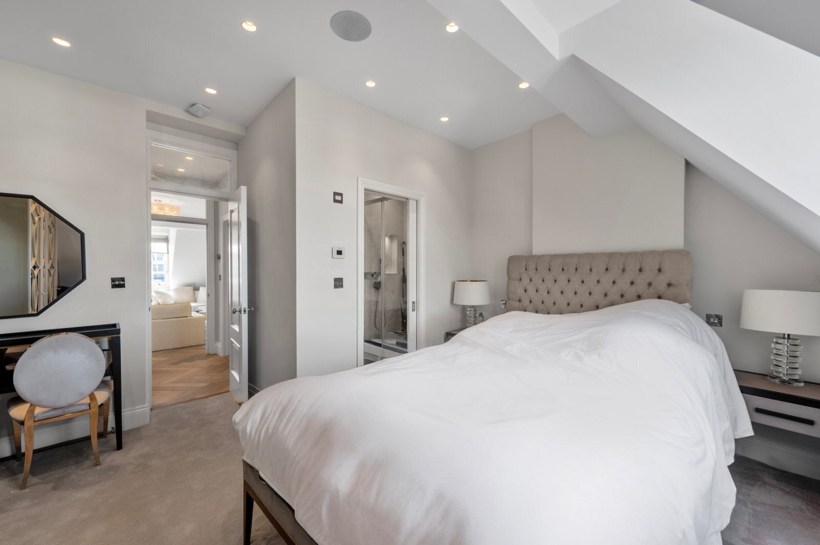 Flat Pont Street in Greater London