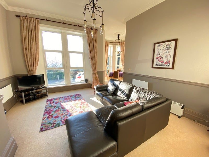 Flat Langland Bay Road in Newton