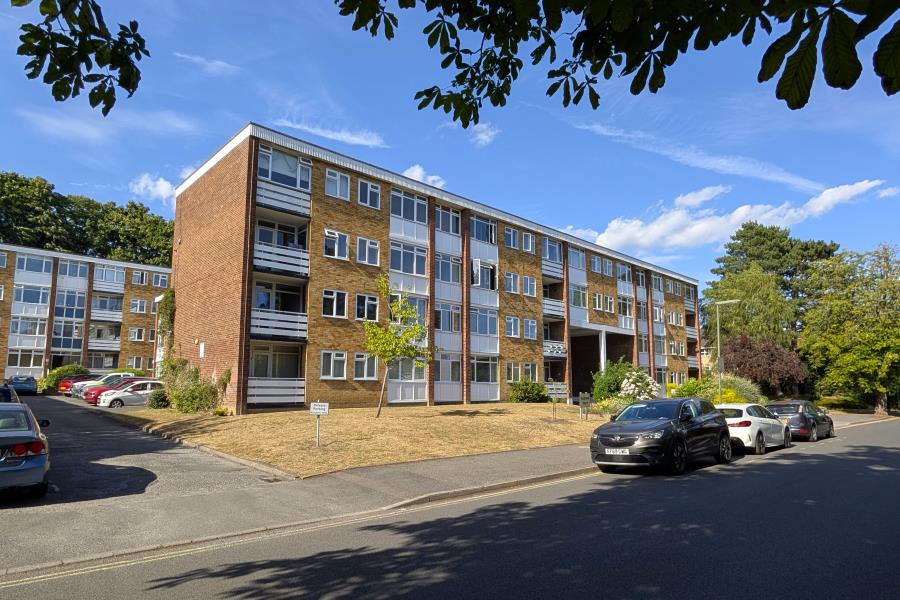 Flat Wild Bank Court in Woking