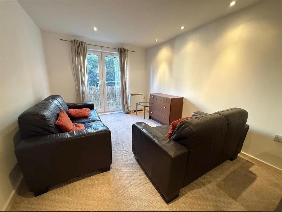 Flat Elmira Way in Salford