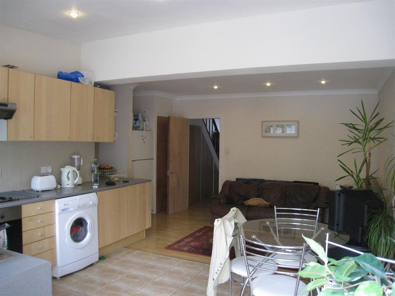 Room Oakridge Drive in Greater London