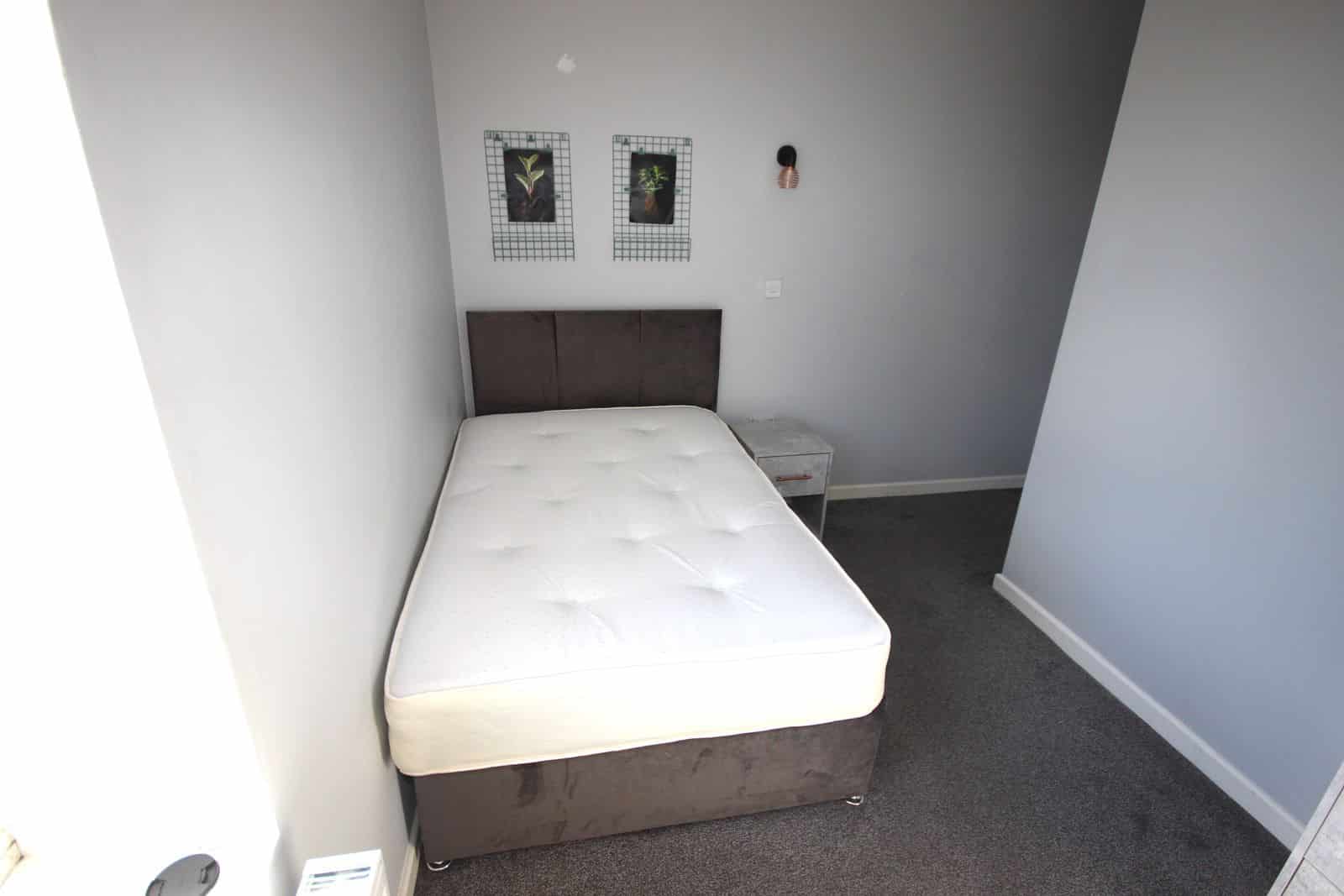 Room Oldham Road in Manchester