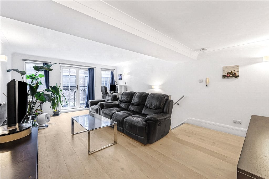Flat Grange Yard in Greater London