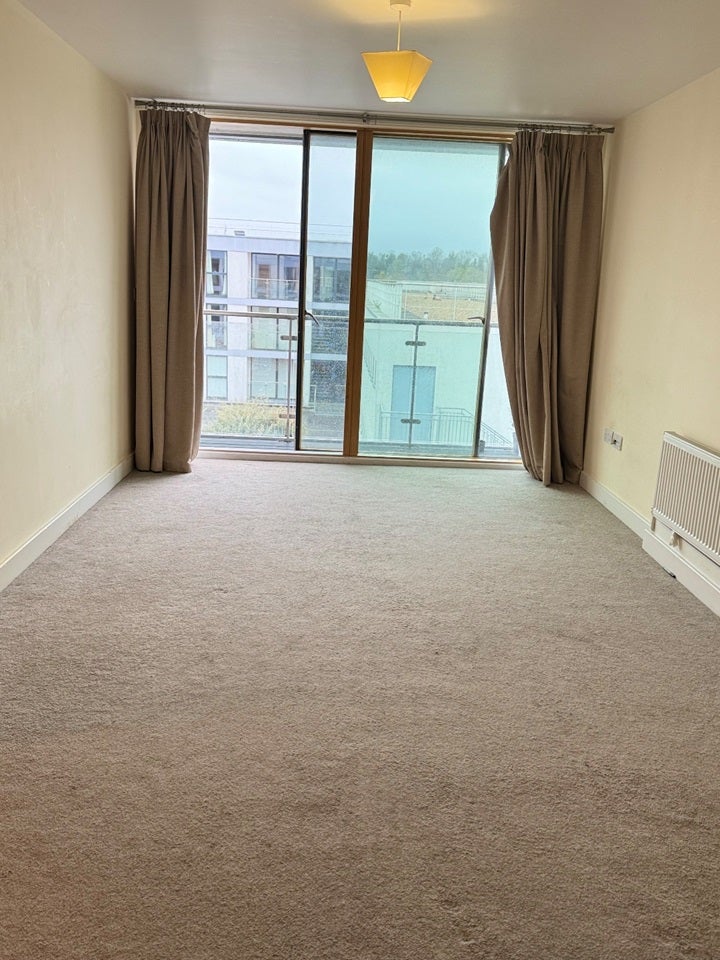 Flat Augustus Lane in Greater London