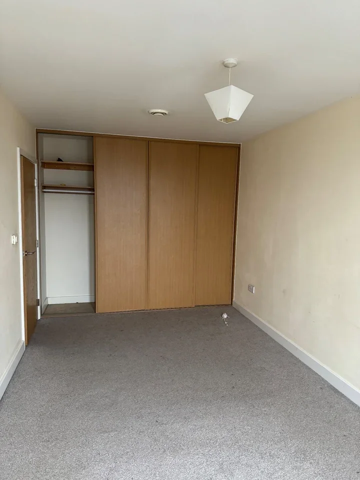 Flat Augustus Lane in Greater London