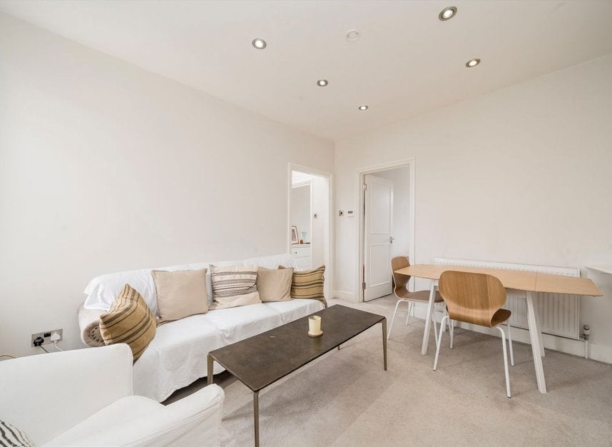 Flat Brackenbury Road in Greater London