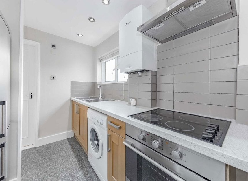 Flat Brackenbury Road in Greater London