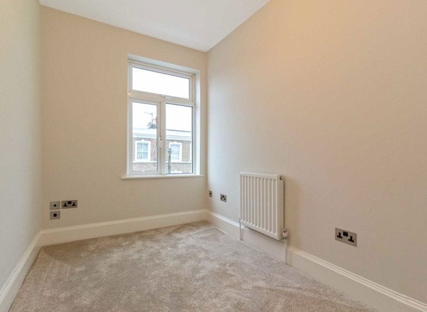 Flat Brackenbury Road in Greater London