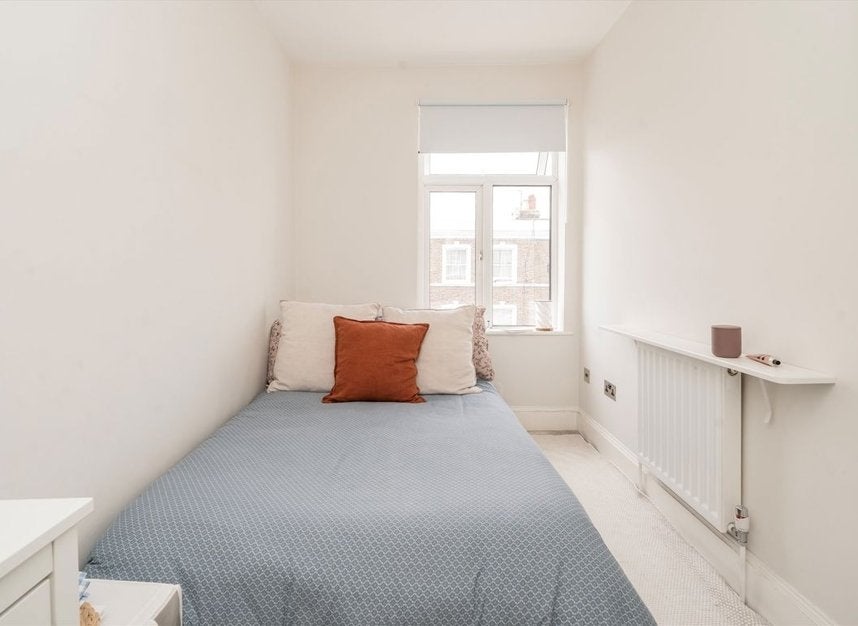 Flat Brackenbury Road in Greater London