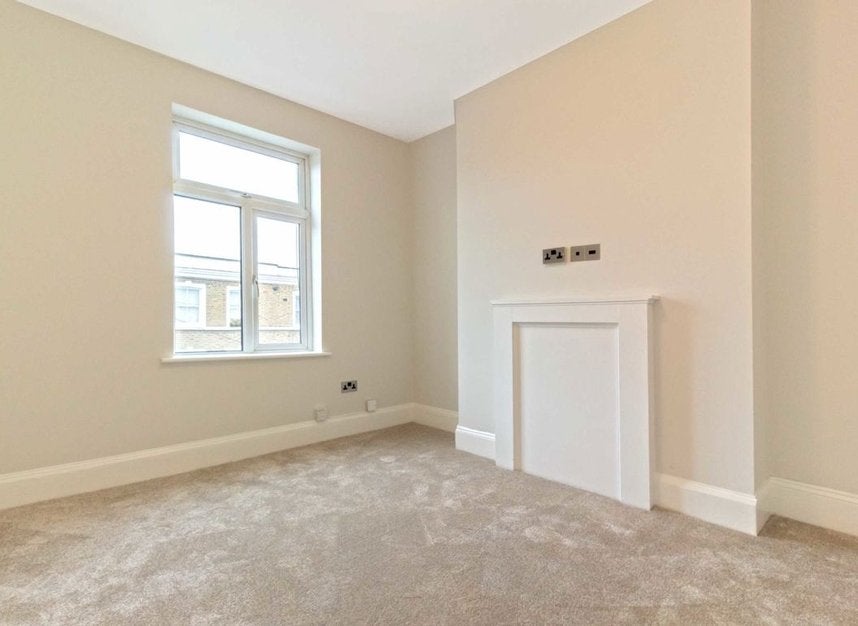 Flat Brackenbury Road in Greater London