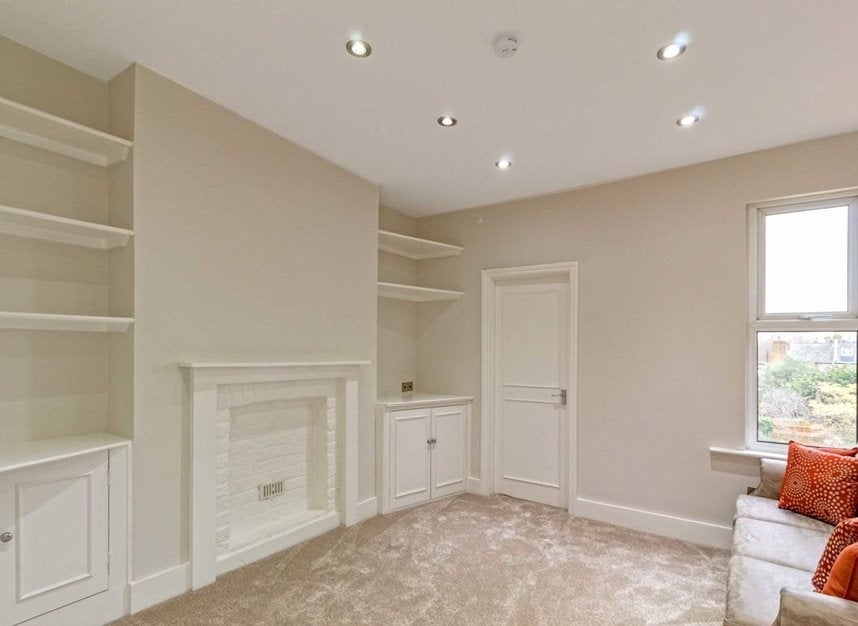 Flat Brackenbury Road in Greater London