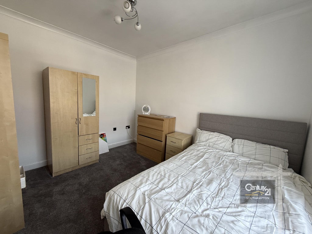 Room Waterloo Road in Southampton