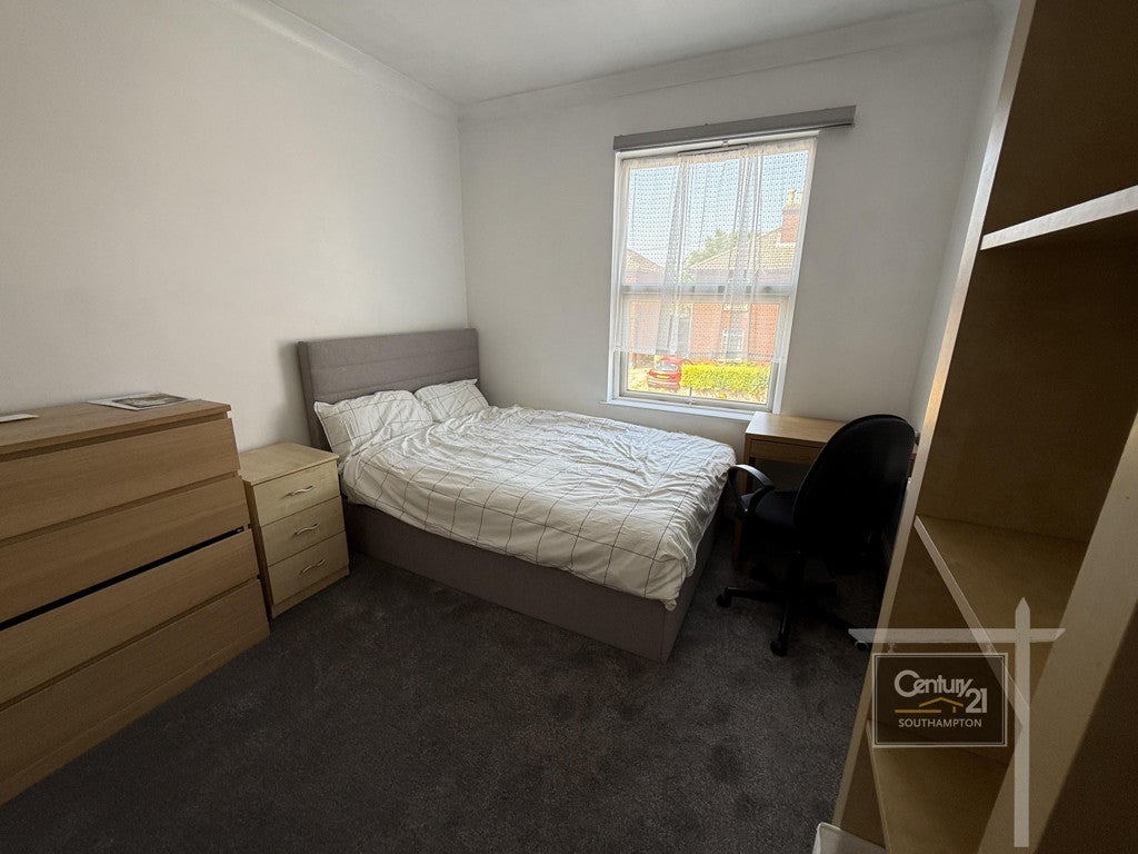 Room Waterloo Road in Southampton