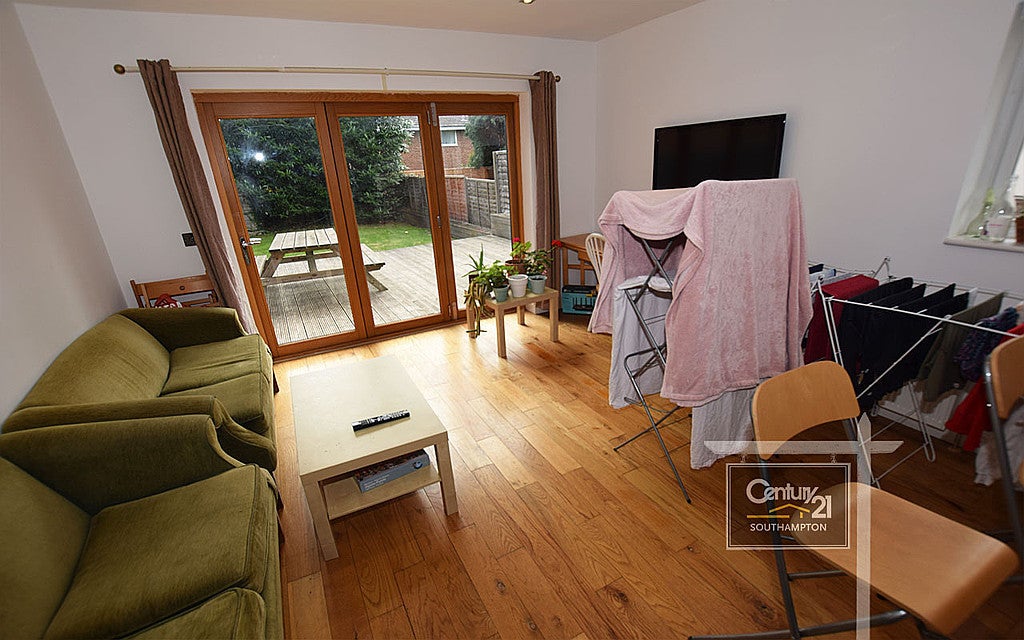 Room Waterloo Road in Southampton