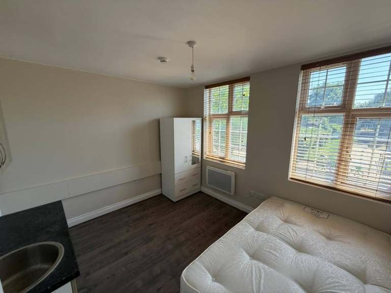 Flat Burnt Ash Lane in Greater London