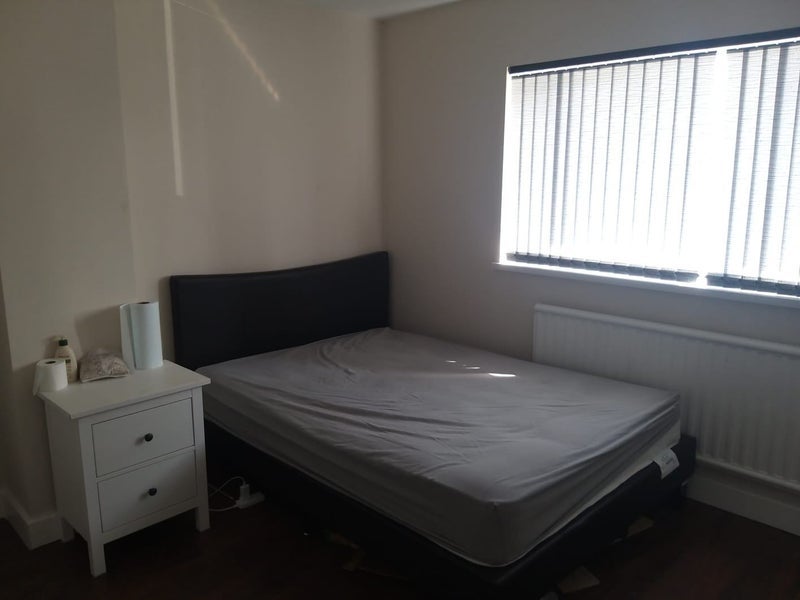 Room Juniper Road in Crawley