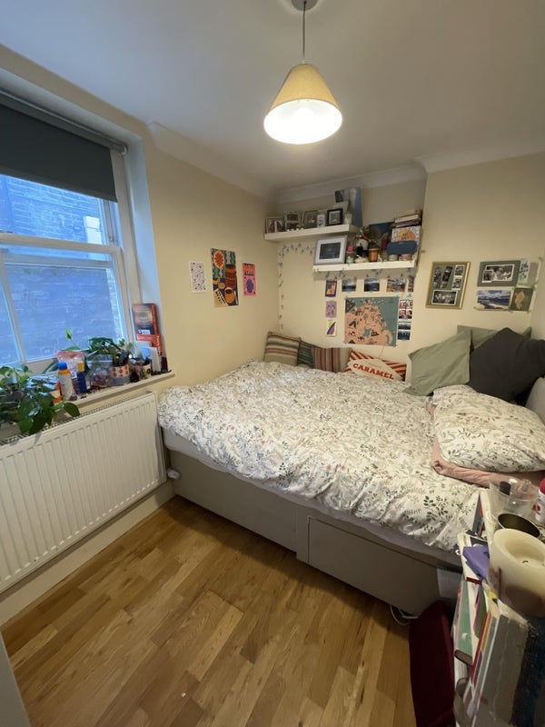 Room Queen's Drive in Greater London