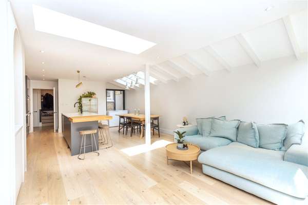 Flat Gosberton Road in Greater London