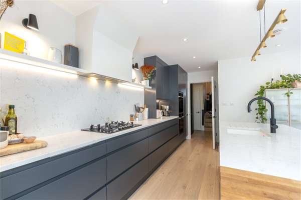 Flat Gosberton Road in Greater London