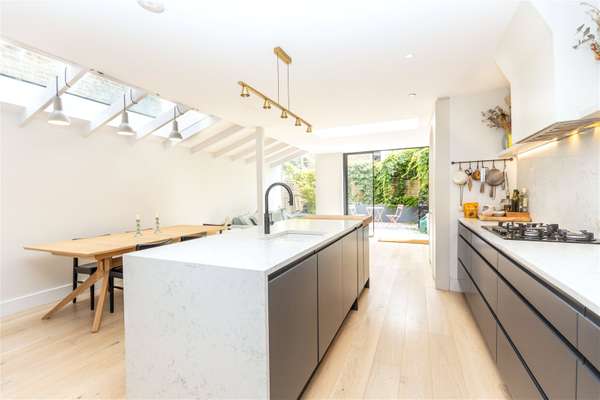 Flat Gosberton Road in Greater London