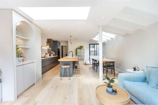 Flat Gosberton Road in Greater London