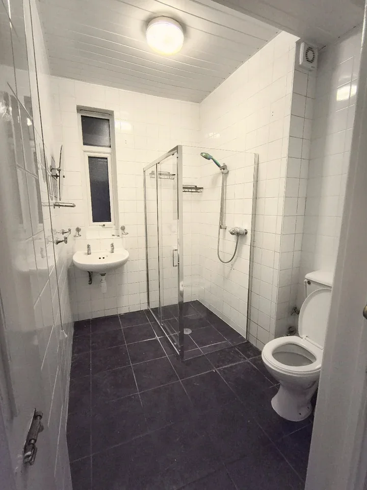 Room Ashburnham Road in Luton