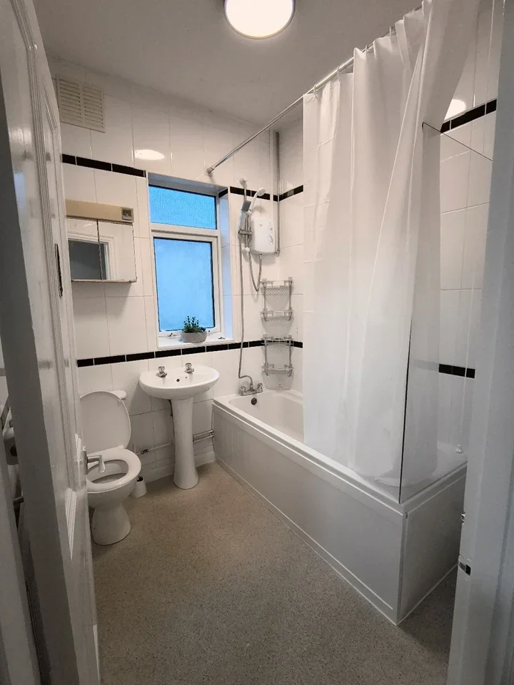 Room Ashburnham Road in Luton