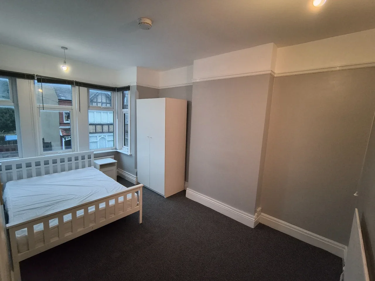 Room Ashburnham Road in Luton