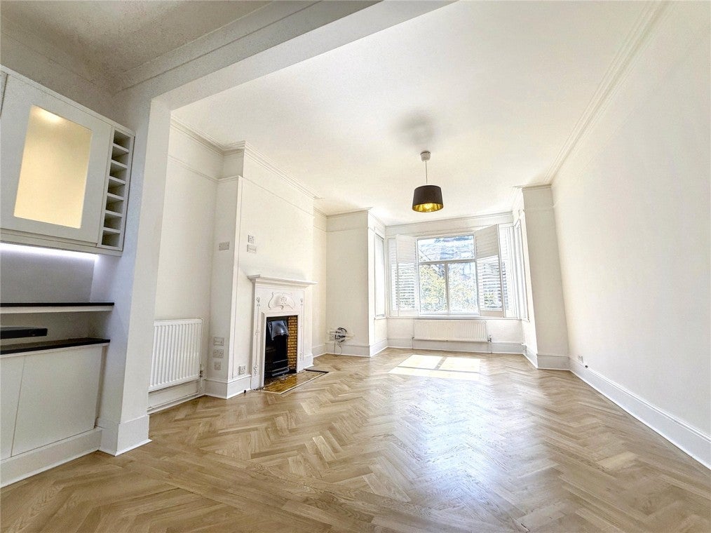 Flat Arthur Road in Greater London