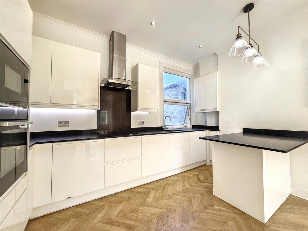Flat Arthur Road in Greater London