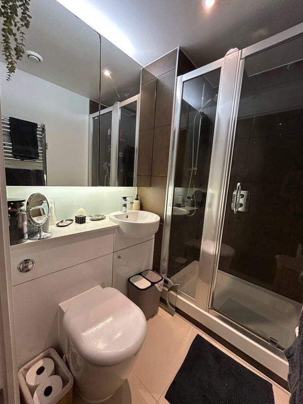 Room Logan Close in Greater London