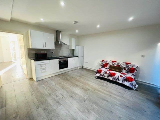 Flat Ballards Mews in Greater London