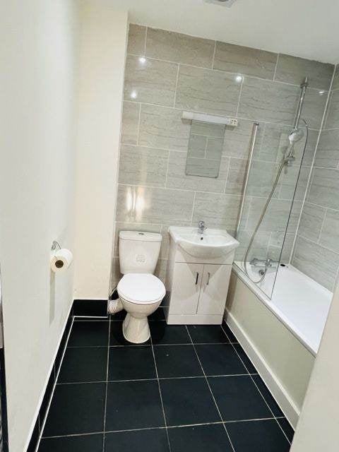 Flat Ballards Mews in Greater London
