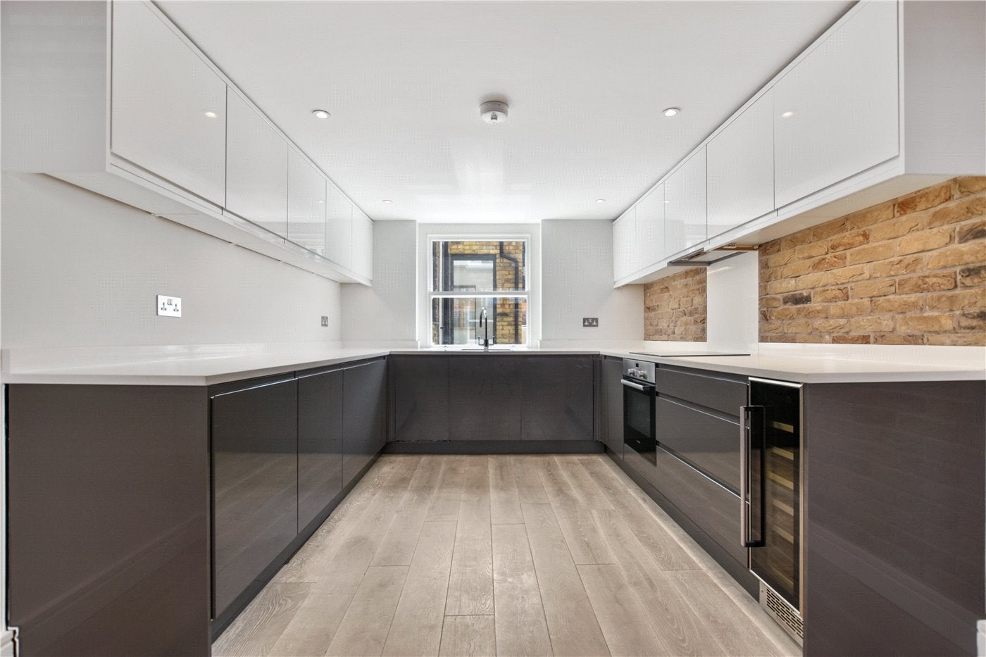 Flat Greyhound Road in Greater London