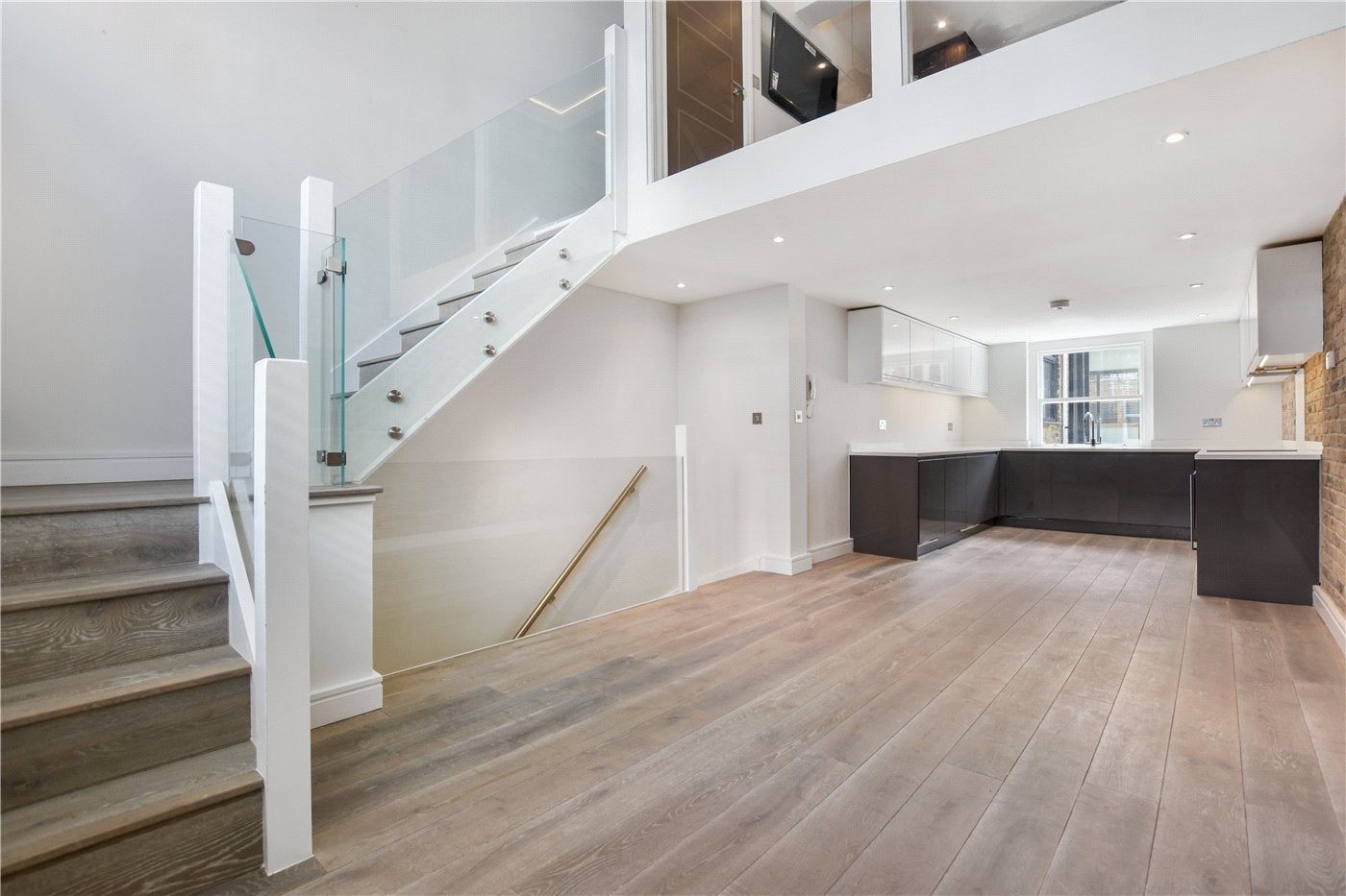 Flat Greyhound Road in Greater London