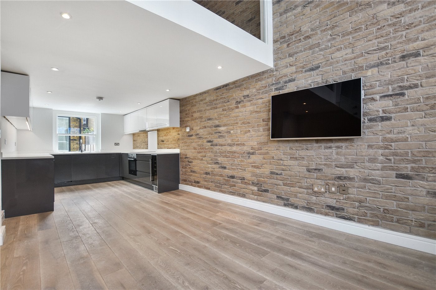 Flat Greyhound Road in Greater London