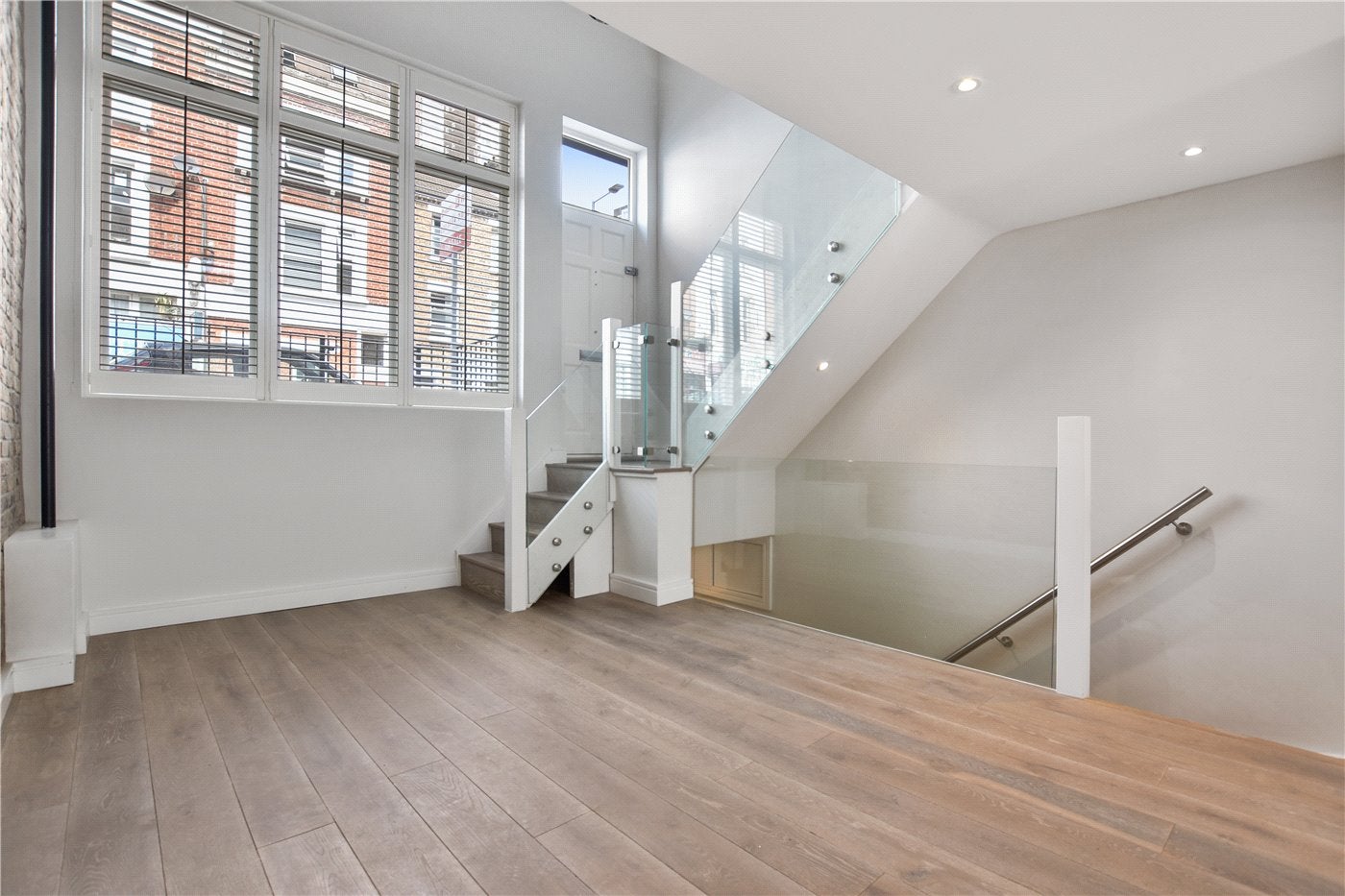 Flat Greyhound Road in Greater London