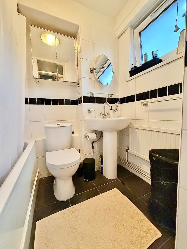Flat Earlsferry Way in Greater London