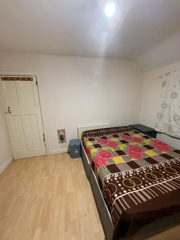 Room West Way in Greater London