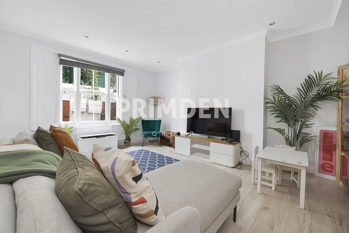 Flat Gloucester Avenue in Greater London