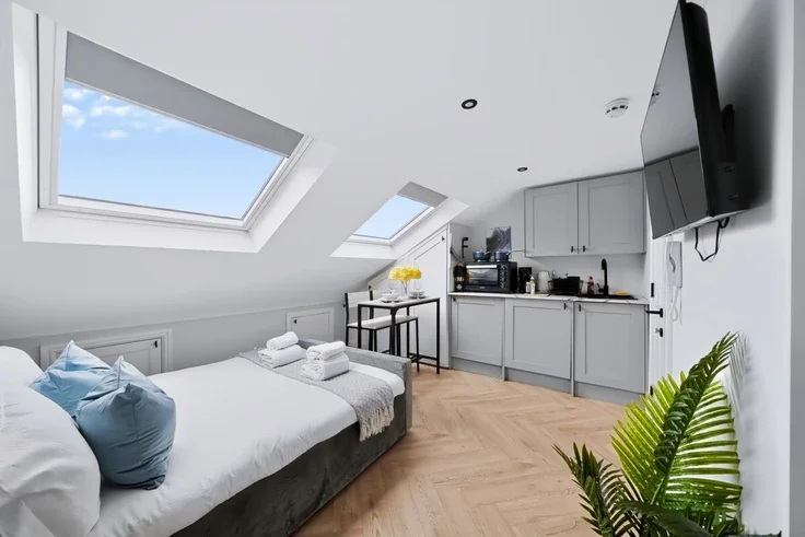 Flat Hambro Road in Greater London