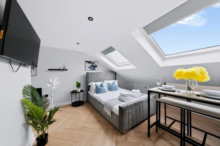 Flat Hambro Road in Greater London