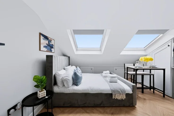 Flat Hambro Road in Greater London