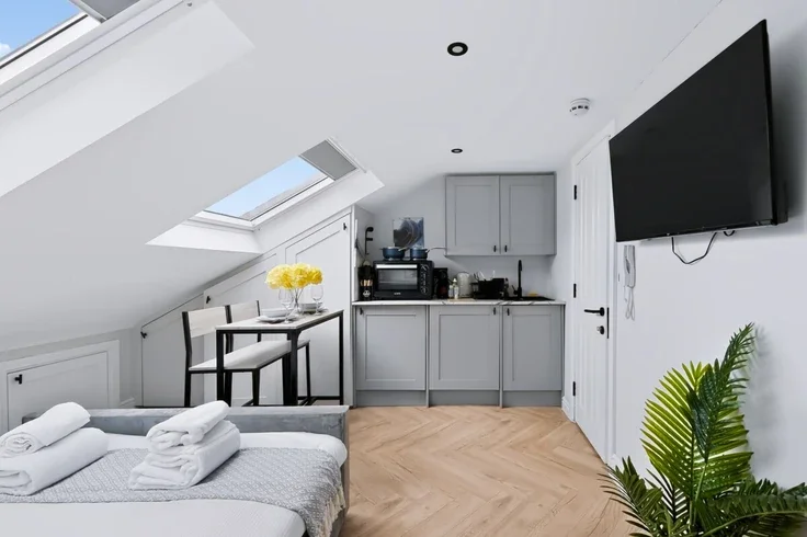 Flat Hambro Road in Greater London
