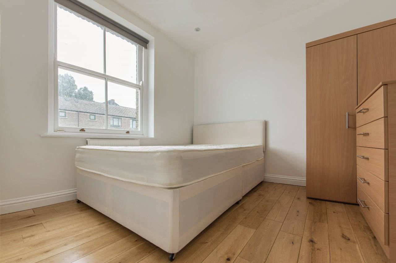 Flat Coldharbour Lane in London