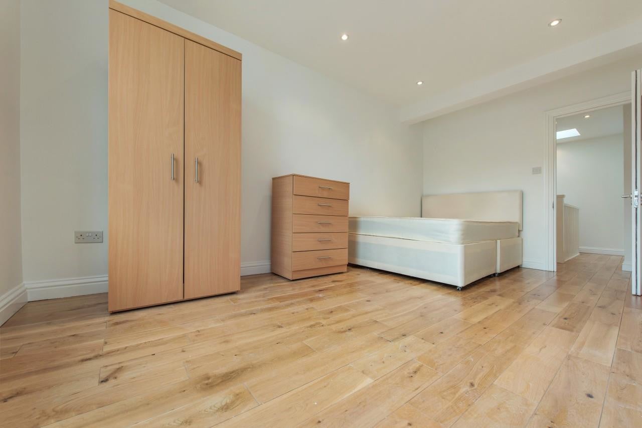 Flat Coldharbour Lane in London