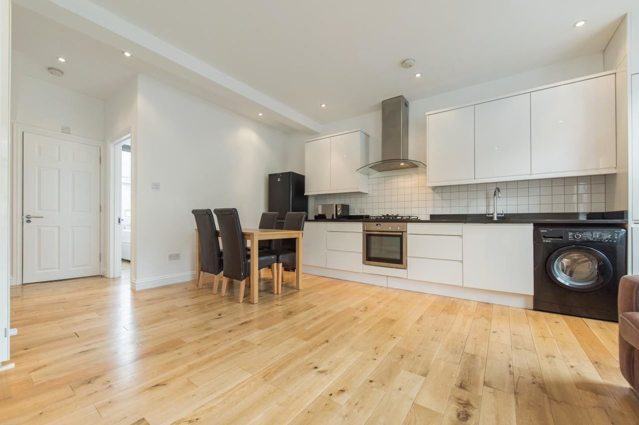Flat Coldharbour Lane in London