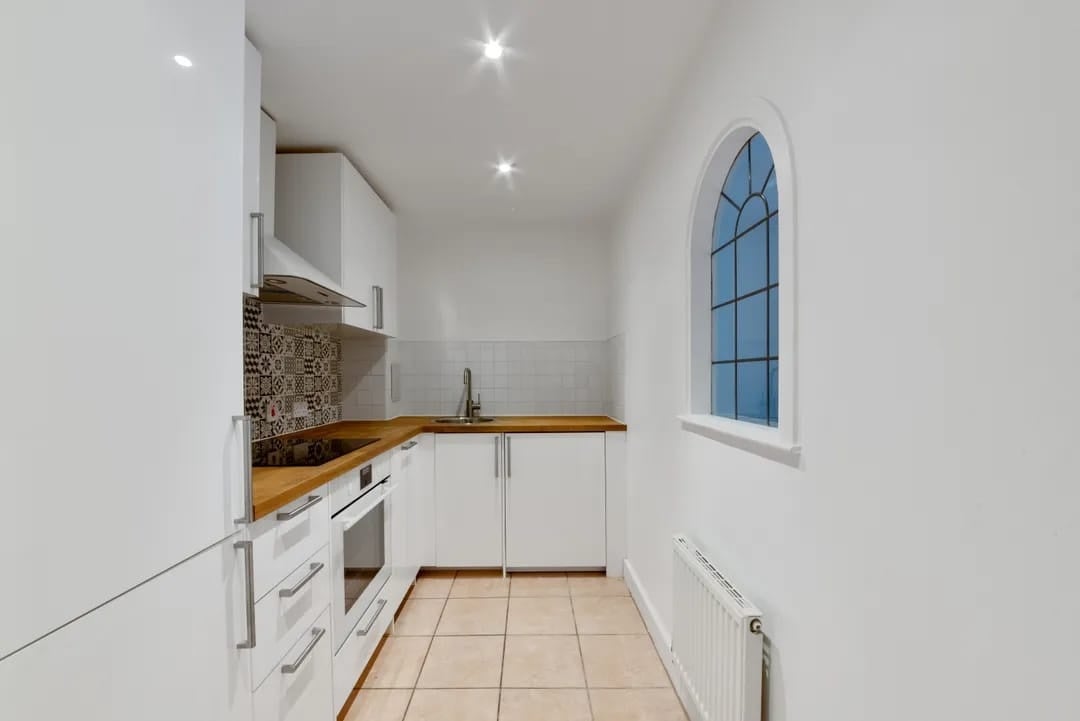 Flat Newport Avenue in Greater London