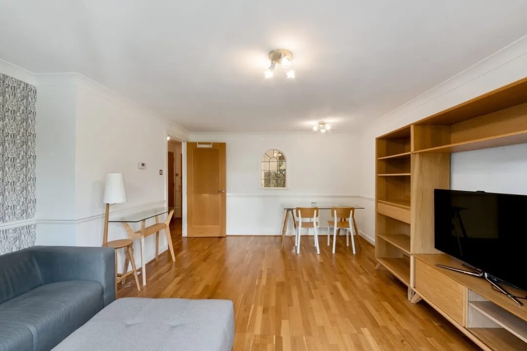 Flat Newport Avenue in Greater London