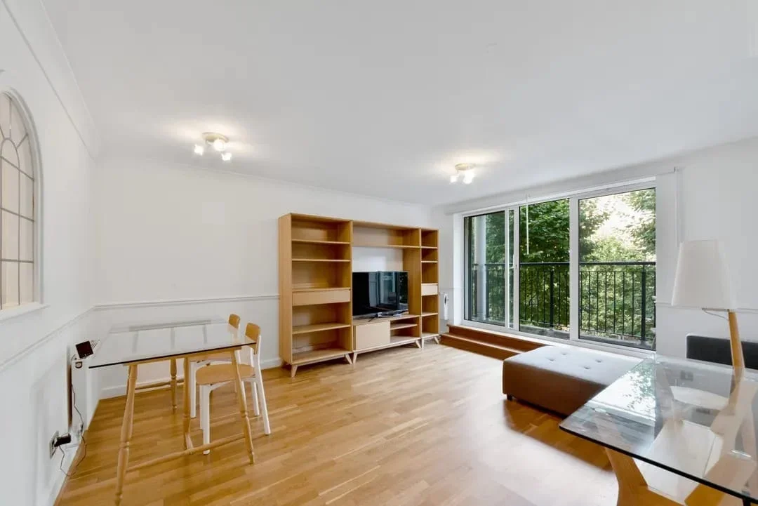 Flat Newport Avenue in Greater London